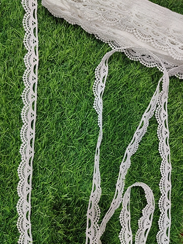Elegant White Scalloped Crochet Lace Trim